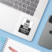 Zwarte en witte QR-code, logo en aangepaste tekst Sticker (Laptop met iPhone)