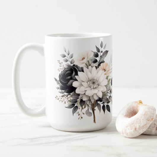 Zwarte en witte rozen en madeliefjes op wit koffiemok (Met donut)