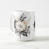 Zwarte en witte rozen en madeliefjes op wit koffiemok (Voorkant links)