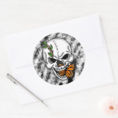 Zwarte en witte schedel met monboogvlinder ronde sticker (Envelop)