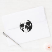 Zwarte en witte schedel ronde sticker (Envelop)