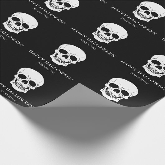 Zwarte en witte schedels Happy Halloween Custom Na Cadeaupapier (Hoek)