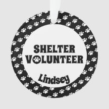 Zwarte en Witte Shelter Volunteer