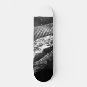 Zwarte en witte slang persoonlijk skateboard