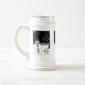 zwarte en witte sneeuwpop , gekleed voor kerstmis bierpul (Links)