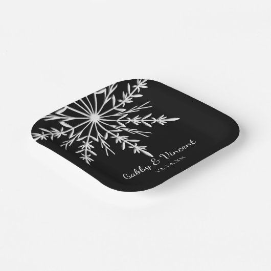 Zwarte en witte sneeuwvlokken Winterbruiloft Papieren Bordje (Gebogen)