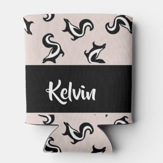 Zwarte en witte stinkdieren op roos roze blikjeskoeler (Achterkant)