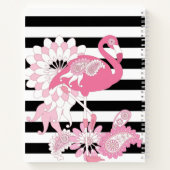 Zwarte en witte strepe roze flamingo notitieboek (Achterkant)