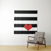 Zwarte en witte strepen met rood hart wandkleed (In situ)