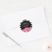 Zwarte en witte strepen met roze bloemen ronde sticker (Envelop)