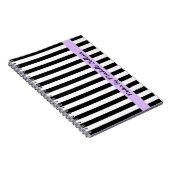 Zwarte en witte strepen paarse gepersonaliseerde n notitieboek (Rechterzijde)