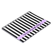 Zwarte en witte strepen paarse gepersonaliseerde n notitieboek (Linkerzijde)