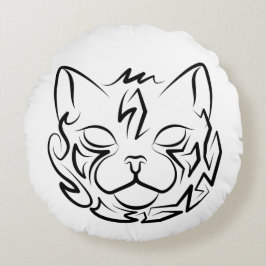 Zwarte en witte tribale kat rond kussen