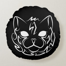 Zwarte en witte tribale kat rond kussen