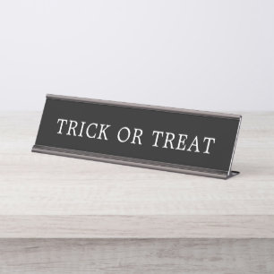 Zwarte en witte Trick or treat Halloween Sign Bureau Naambordje