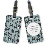 Zwarte en Witte Tuxedo Katten Aangepaste naam Bagagelabel<br><div class="desc">Kute zwarte en witte tuxedo katten die hun zaken doen. Een leuk patroon op een mid-blauwe achtergrond. Verander de tekst op de rug met uw eigen details.</div>