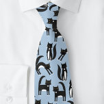 Zwarte en witte Tuxedo katten blauw Stropdas<br><div class="desc">Leuk smoking kattenpatroon op een frisse hemelsblauwe achtergrond. Ideaal voor dierenvrienden en kattenpads.</div>