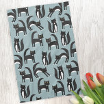 Zwarte en witte Tuxedo-katten Theedoek<br><div class="desc">Kute zwarte en witte tuxedo katten die hun zaken doen. Een leuk patroon op een mid-blauwe achtergrond.</div>