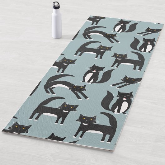 Zwarte en witte Tuxedo-katten Yogamat