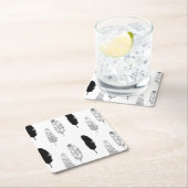 Zwarte en witte veren kartonnen onderzetters (Insitu)