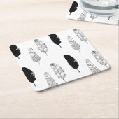 Zwarte en witte veren kartonnen onderzetters (Schuin)