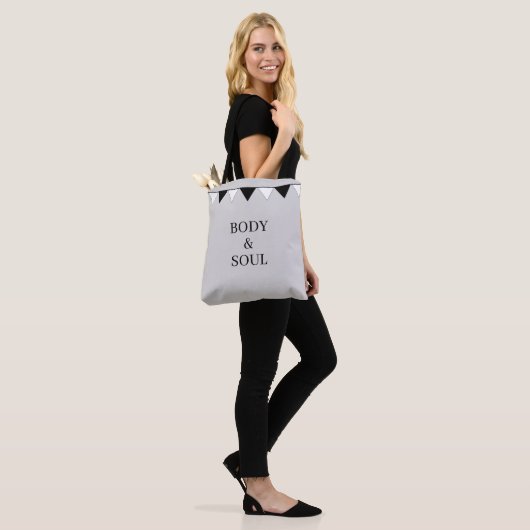 Zwarte en witte vlaggen op een zilveren achtergron tote bag (Op model)