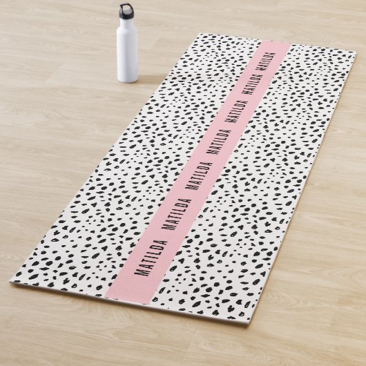 Zwarte en witte vlek met roze streep op maat yogamat (In situ)