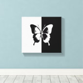 Zwarte en witte vlinder canvas afdruk (Insitu (Houten vloer))