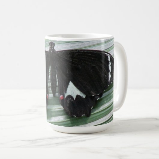 Zwarte en witte vlinder koffiemok (Voorkant rechts)