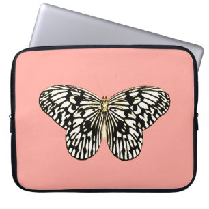 Zwarte en witte vlinder, koraalroze achtergrond laptop sleeve