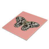 Zwarte en witte vlinder, koraalroze achtergrond tegeltje (Zijkant)