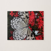 Zwarte en witte vlinder op rode bloemen legpuzzel (Horizontaal)