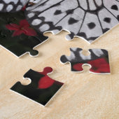 Zwarte en witte vlinder op rode bloemen legpuzzel (Zijkant)