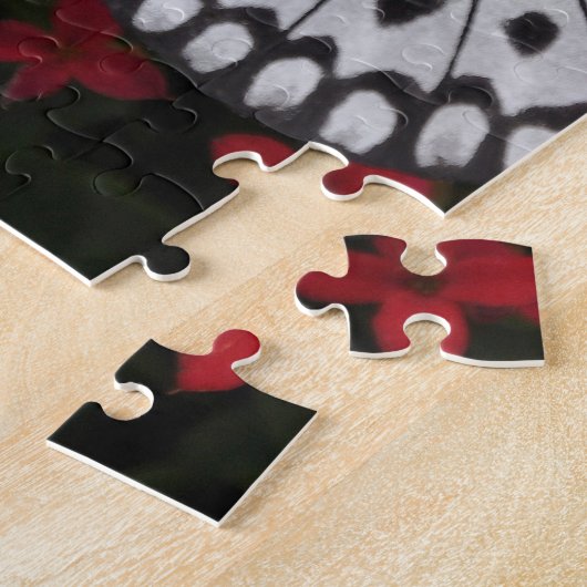 Zwarte en witte vlinder op rode bloemen legpuzzel (Zijkant)