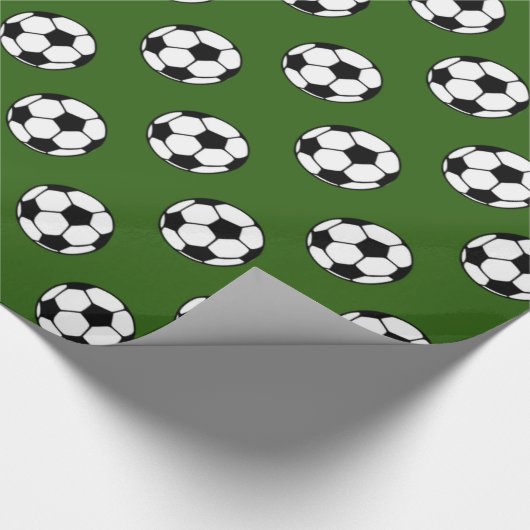 Zwarte en witte Voetballen op groen Cadeaupapier (Hoek)