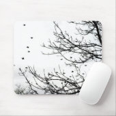 Zwarte en witte vogels die van de bomen in Mousepa Muismat (Met muis)