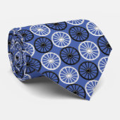 ZWARTE EN WITTE WAGENWIELEN, STROPDAS (Opgerold)