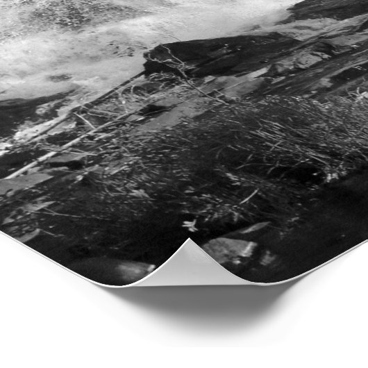 Zwarte en witte watervallen Omringd door bomen 16x Poster (Hoek)