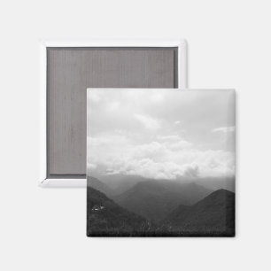 Zwarte en witte wolken op heuvels fotografie magneet