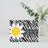 Zwarte en witte Zebra; Spring Daisy Aankondigingskaart (Staand voorkant)