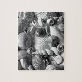 Zwarte en witte zeeschelpen legpuzzel