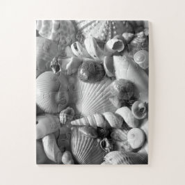 Zwarte en witte zeeschelpen legpuzzel