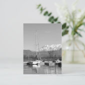 Zwarte en witte zeilboten op de foto van het meer briefkaart (Staand voorkant)