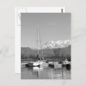 Zwarte en witte zeilboten op de foto van het meer briefkaart (Voorkant / Achterkant)