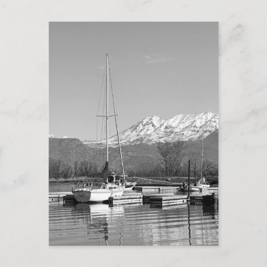 Zwarte en witte zeilboten op de foto van het meer briefkaart (Voorkant)