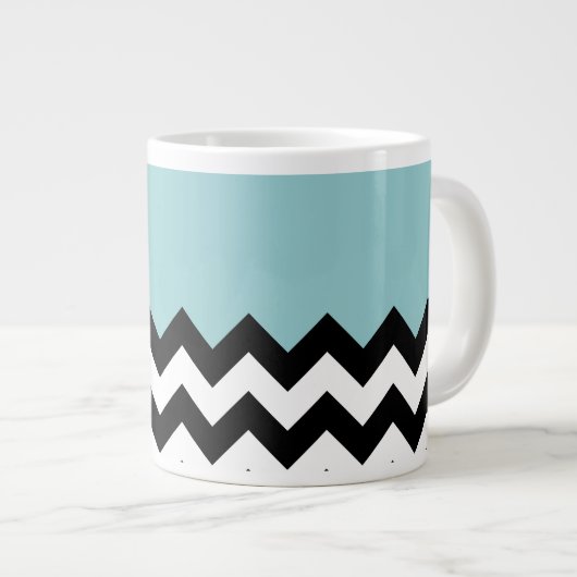 Zwarte en witte zigzag Patroon, Chevron, blauw Grote Koffiekop (Voorkant rechts)