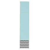 Zwarte en witte zigzag Patroon, Chevron, blauw Medium Tafelloper (Voorkant)