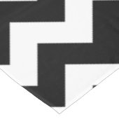 Zwarte en witte zigzag Patroon, Chevron, blauw Tafelkleed (Gekanteld)