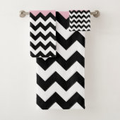 Zwarte en witte zigzag Patroon, Chevron, Roze Bad Handdoek (Insitu)