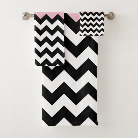 Zwarte en witte zigzag Patroon, Chevron, Roze Bad Handdoek (Insitu)